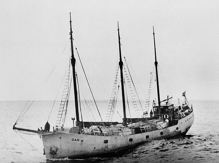 Historic black and white picture of a three mast ship